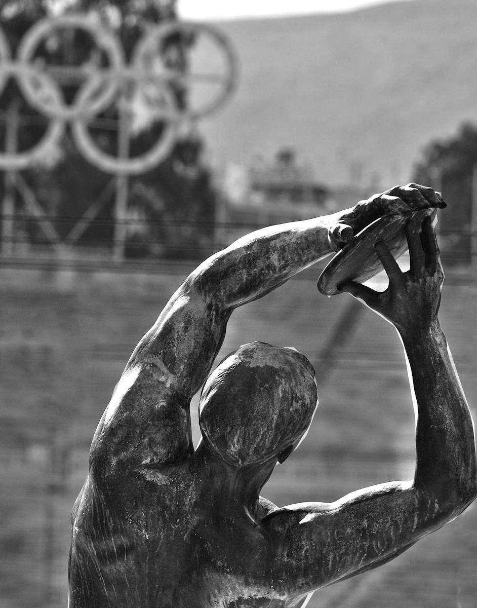 Statua di un atleta nel Bungalow Village nell'Olympiadorf di Monaco