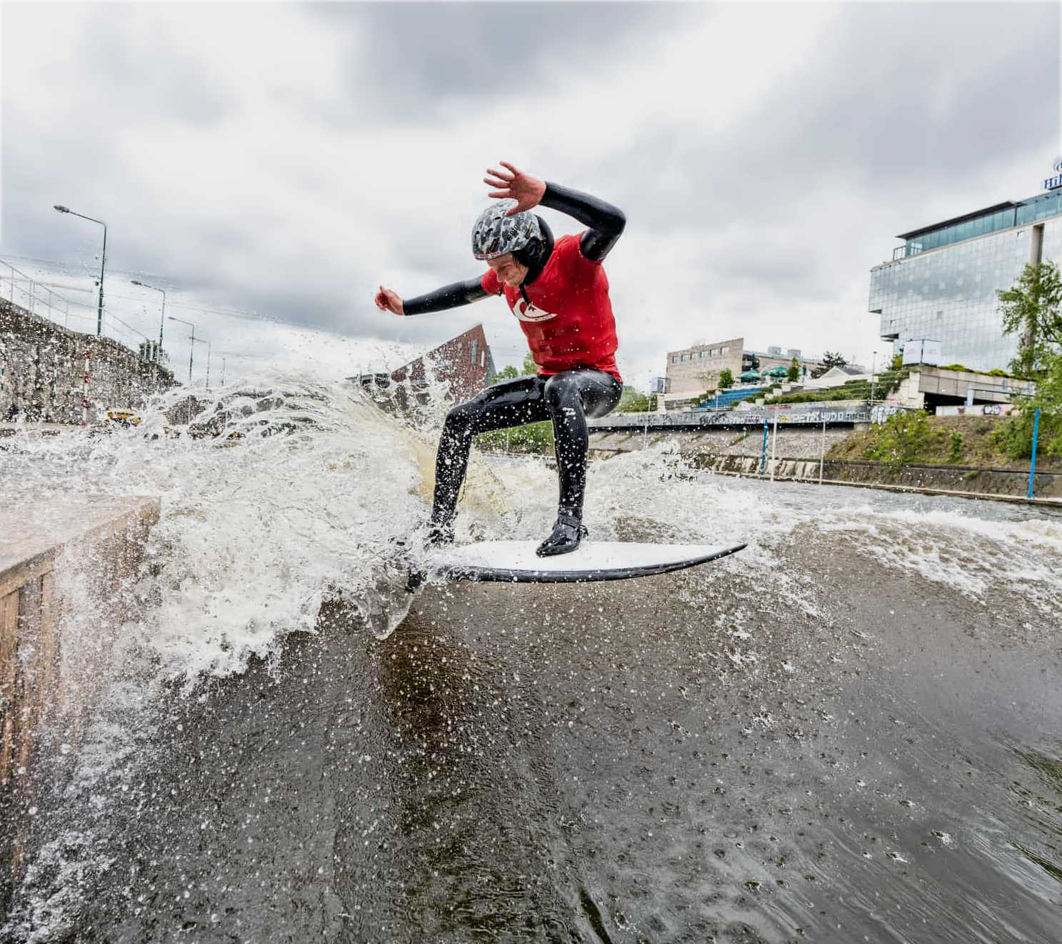 River surfing sull'onda del Vltava a Praga