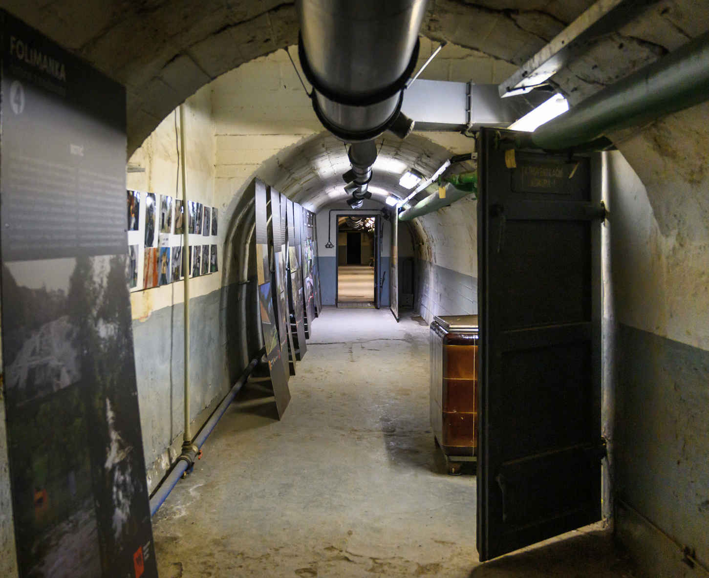 Corridoi di cemento del bunker Folimanka a Praga