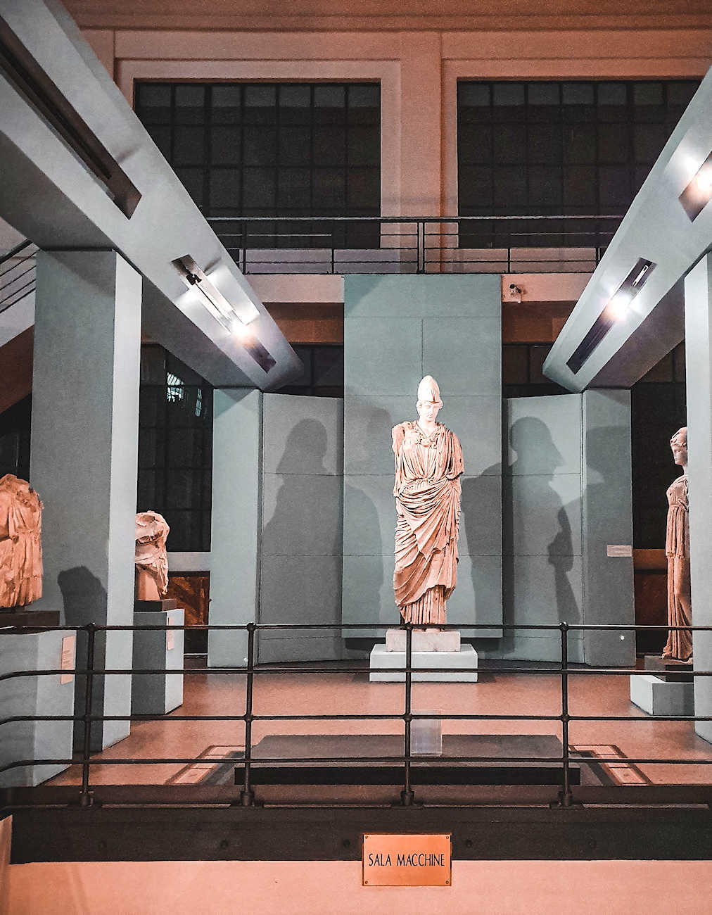 Sculture classiche tra i macchinari industriali della Centrale Montemartini