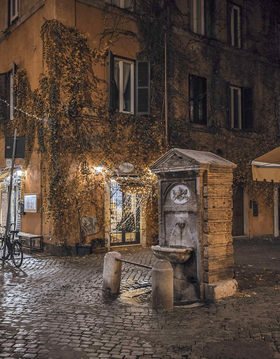 Villini e cortili verdi del quartiere Garbatella a Roma