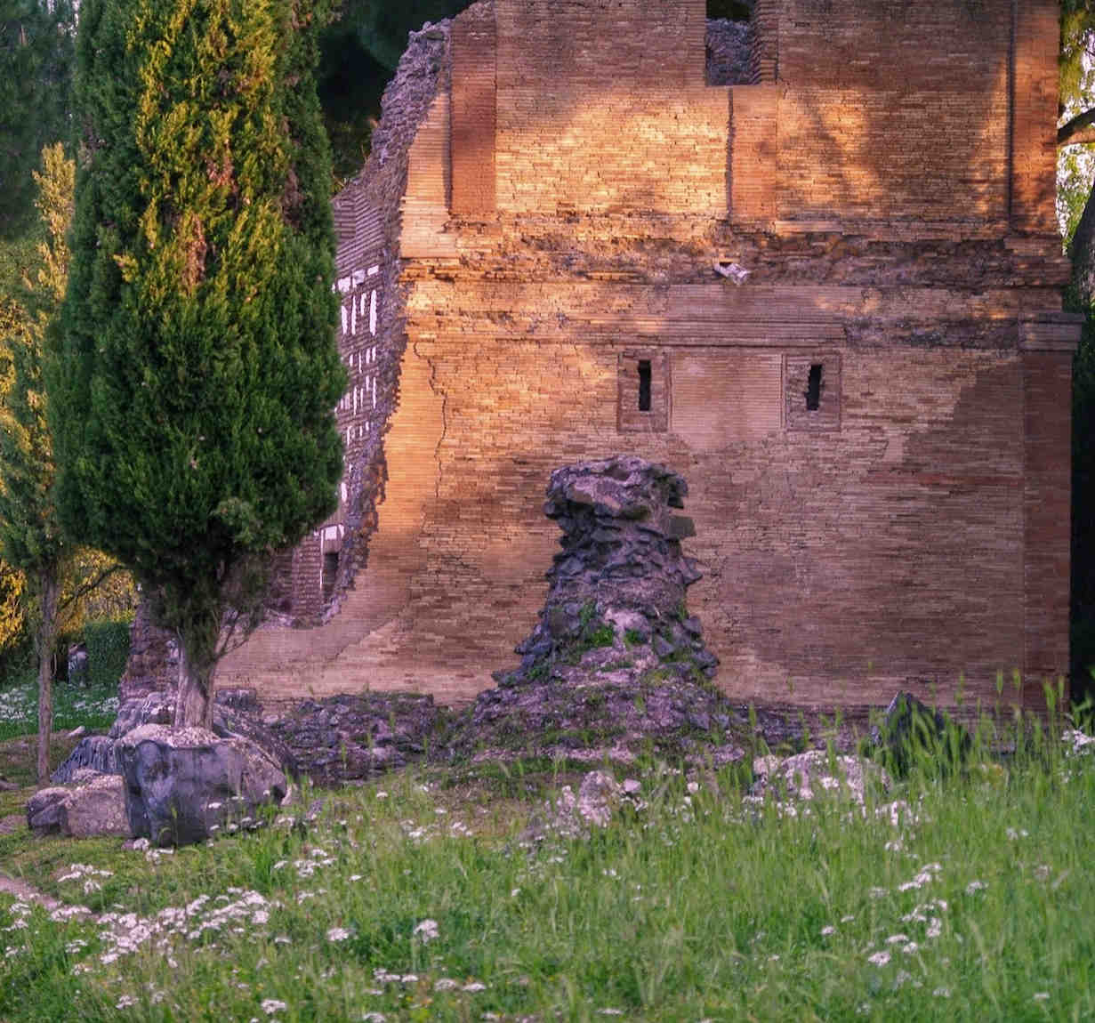 Rovine coperte di vegetazione della città fantasma di Galeria Antica