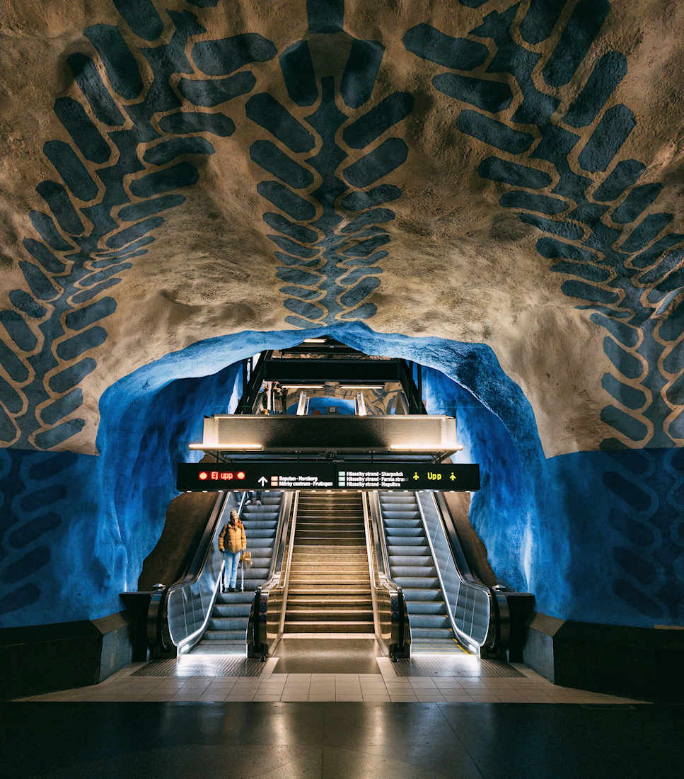 Stazione della metropolitana di Stoccolma con pareti scavate nella roccia