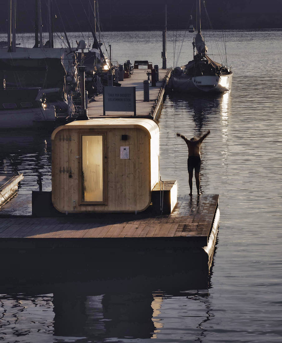 Sauna galleggiante in legno sull'acqua dell'arcipelago di Stoccolma